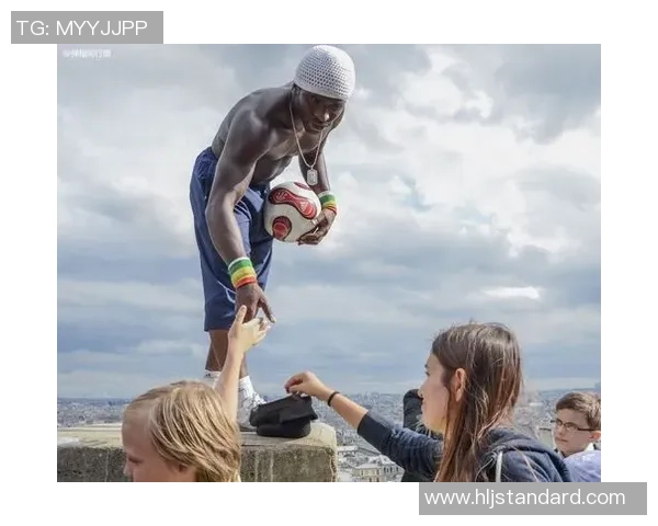 足球明星在巴黎街头的时尚瞬间与独特风格展现 足球明星在巴黎街头的时尚瞬间与独特风格展现